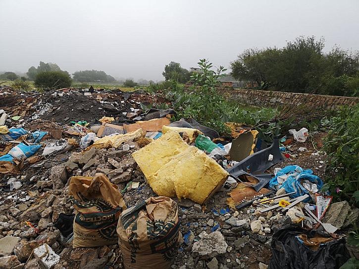VECINOS CONVIERTEN TERRENO EN TIRADERO DE BASURA