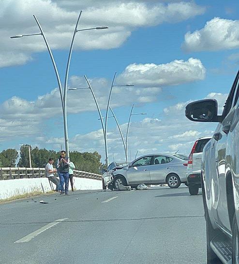 VELOZ CONDUCTOR PIERDE EL CONTROL Y CHOCA EN EL PUENTE LUIS DONALDO COLOSIO 