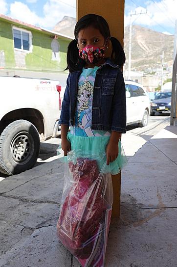 VICTORIA, UNA DE LAS BENEFICIARIAS CON ENTREGA DE ÚTILES ESCOLARES