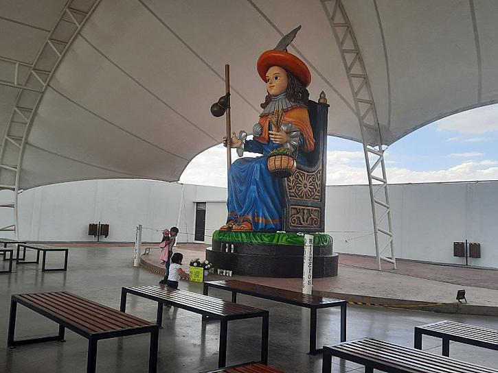 VISITAN FELIGRESES IMAGEN DEL SANTO NIÑO DE ATOCHA&nbsp;GIGANTE&nbsp;