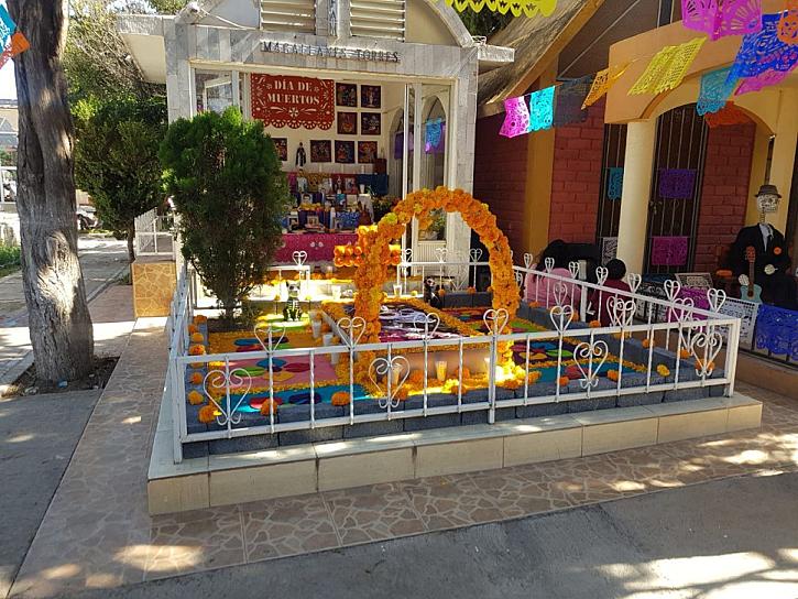 VISITAN FRESNILLENSES A SUS DIFUNTOS EN EL PANTEÓN SANTA TERESA
