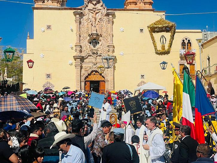  Visitan miles de peregrinos el santuario de Plateros en honor al Santo Niño de Atocha