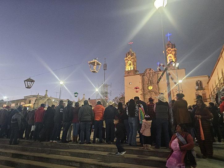 Visitan turistas al Santo Niño de Atocha el primer día del año
