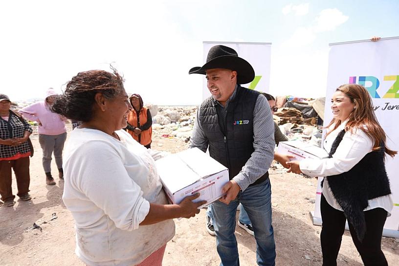 VISITA RODRIGO UREÑO A RECOLECTORES DE BASURERO MUNICIPAL
