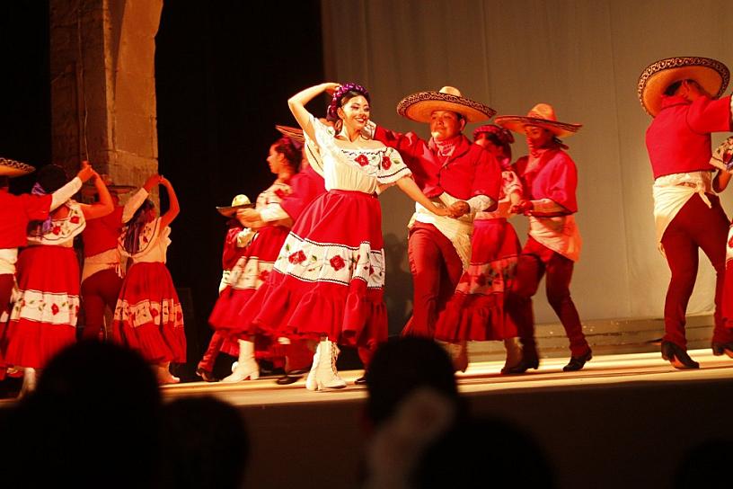 VIVEN JEREZANOS GRAN NOCHE DE FOLCLOR CON TELPOCHCALLI 