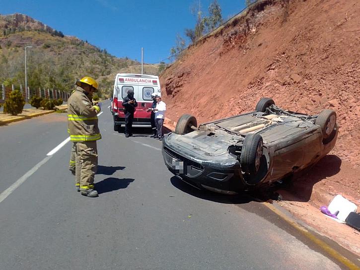 VUELCA SU AUTO EN LA CALZADA SOLIDARIDAD