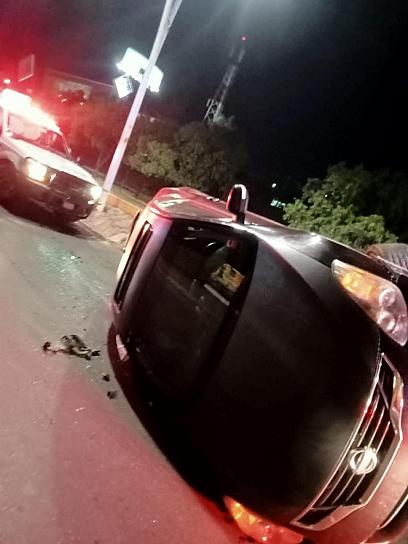 Volcadura de un Nissan, primer accidente del 2025