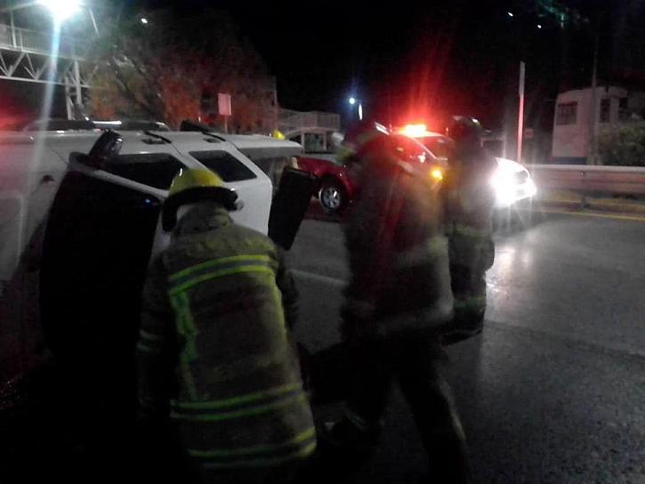 VOLCADURA EN GUADALUPE DEJA CONDUCTORES GRAVEMENTE HERIDOS  