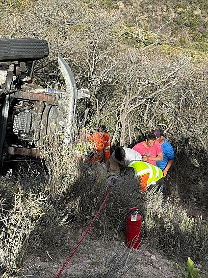 VOLCADURA EN JALPA DEJA PRENSADO A CONDUCTOR 