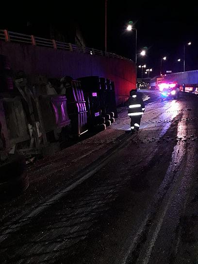 VUELCA TRÁILER QUE TRANSPORTABA SEMILLA DE ALGODÓN