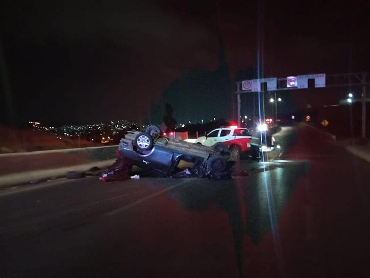 VUELCA SU AUTO EN TRÁNSITO PESADO