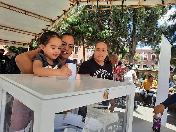 VOTAN FRESNILLENSES PARA ELEGIR A LA REINA DEL MUNICIPIO