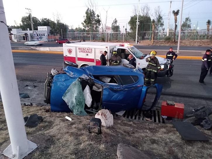 VUELCA AUTO EN CALZADA HÉROES DE CHAPULTEPEC