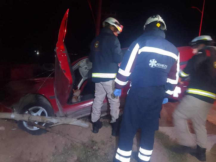 VUELCA AUTO EN PUENTE DE SANTA MÓNICA 