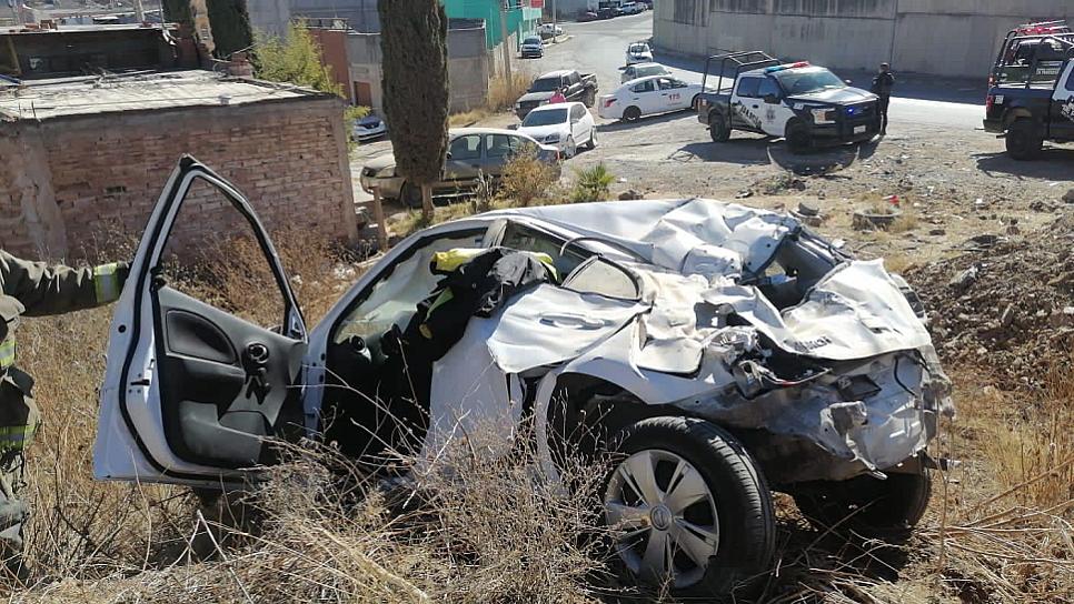 VUELCA AUTO EN TRÁNSITO PESADO; REPORTAN SOLO DAÑOS MATERIALES