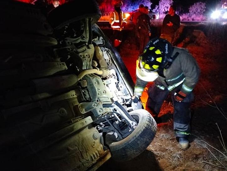 VUELCA AUTOMÓVIL COMPACTO SOBRE CARRETERA FEDERAL 45 