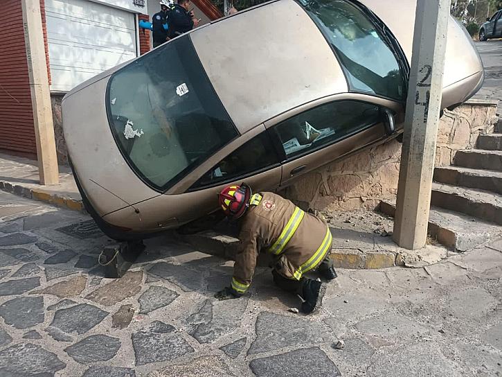 VUELCA AUTOMÓVIL EN LA CAPITAL