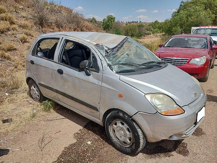 VUELCA AUTOMÓVIL EN LA CARRETERA 45