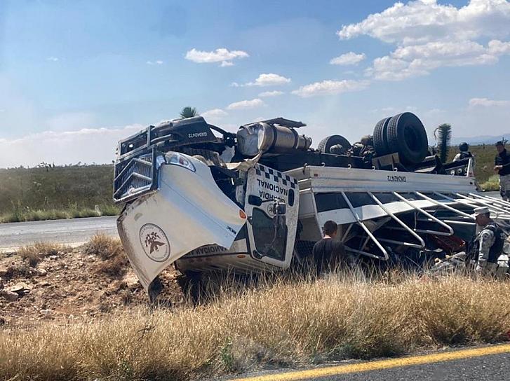   VUELCA CAMIÓN DE LA GUARDIA NACIONAL EN EL SEMIDESIERTO ZACATECANO 