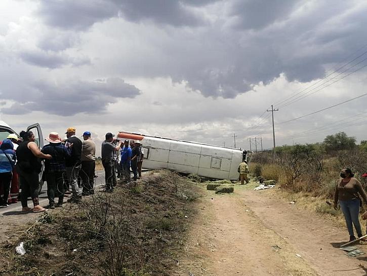 VUELCA CAMIÓN EN FRESNILLO ANTES DE RANCHO GRANDE 