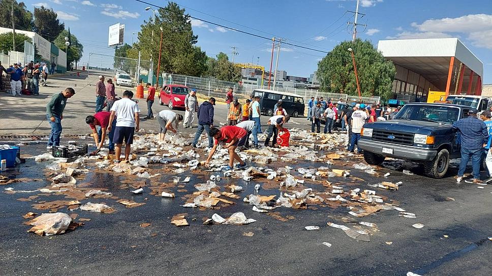 VUELCA CAMIÓN LLENO DE CERVEZA; REPORTAN RAPIÑA