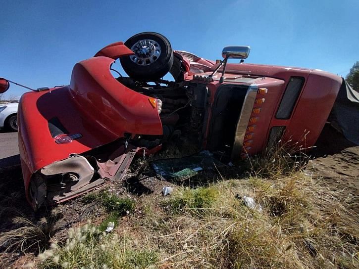 VUELCA CAMIÓN QUE TRANSPORTABA AJONJOLÍ EN MORELOS