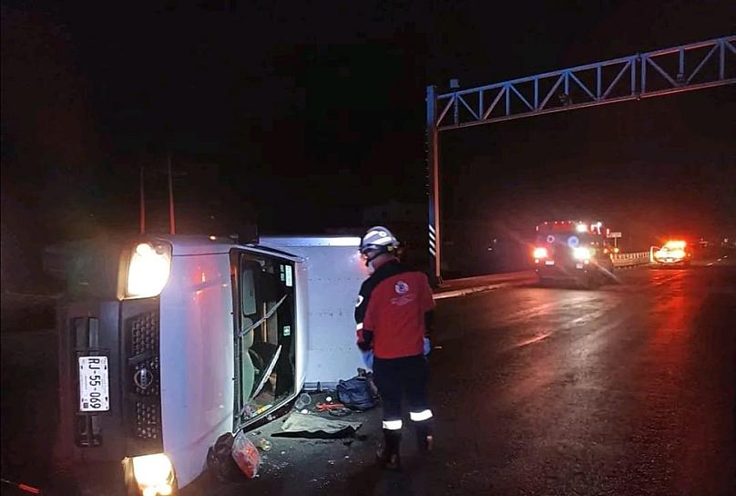 VUELCA CAMIONETA DE CARGA A LA ALTURA DE MARTÍNEZ DOMÍNGUEZ 