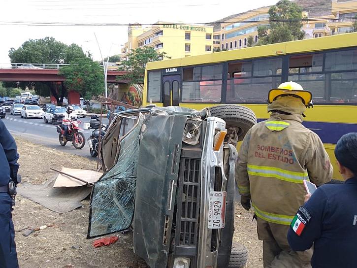 VUELCA CAMIONETA EN EL BULEVAR; CAMIÓN DE LA RUTA 16 SE VE INVOLUCRADO