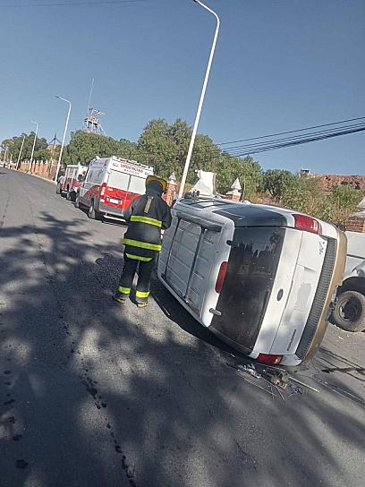Vuelca camioneta en la calzada solidaridad