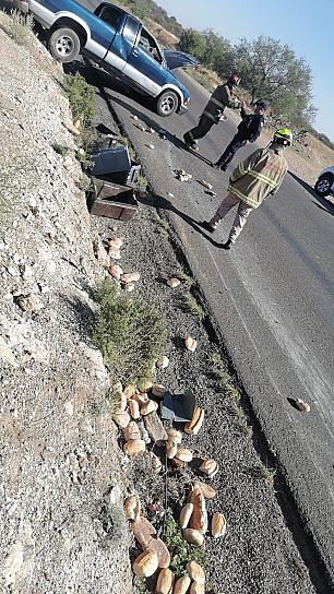VUELCA CAMIONETA LLENA DE PAN