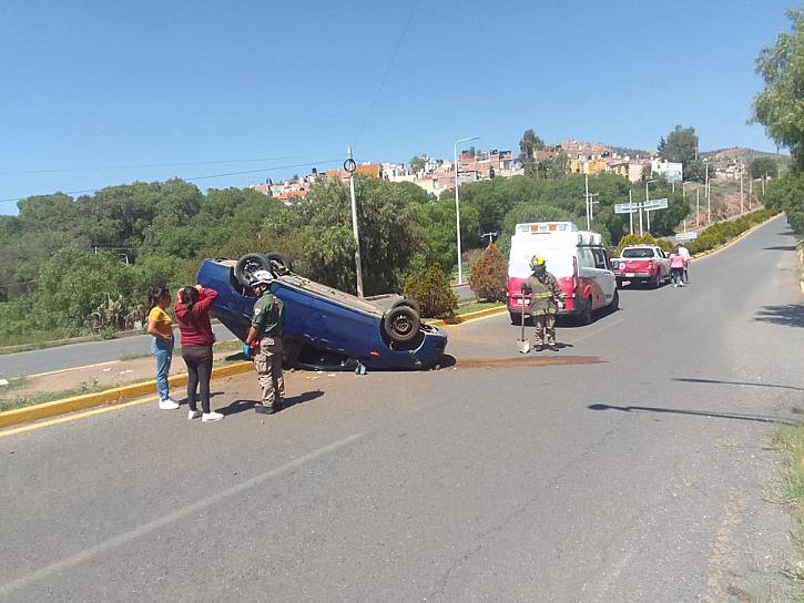 VUELCA CARLA SU AUTO EN CALZADA SOLIDARIDAD 