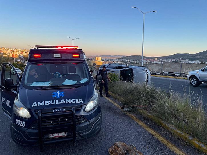 VUELCA AUTOMÓVIL TRAS SALIR DE UNA CURVA EN CALZADA SOLIDARIDAD