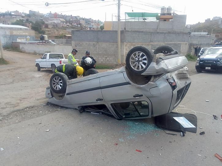 VUELCA MARIANA SU AUTO EN TRÁNSITO PESADO 