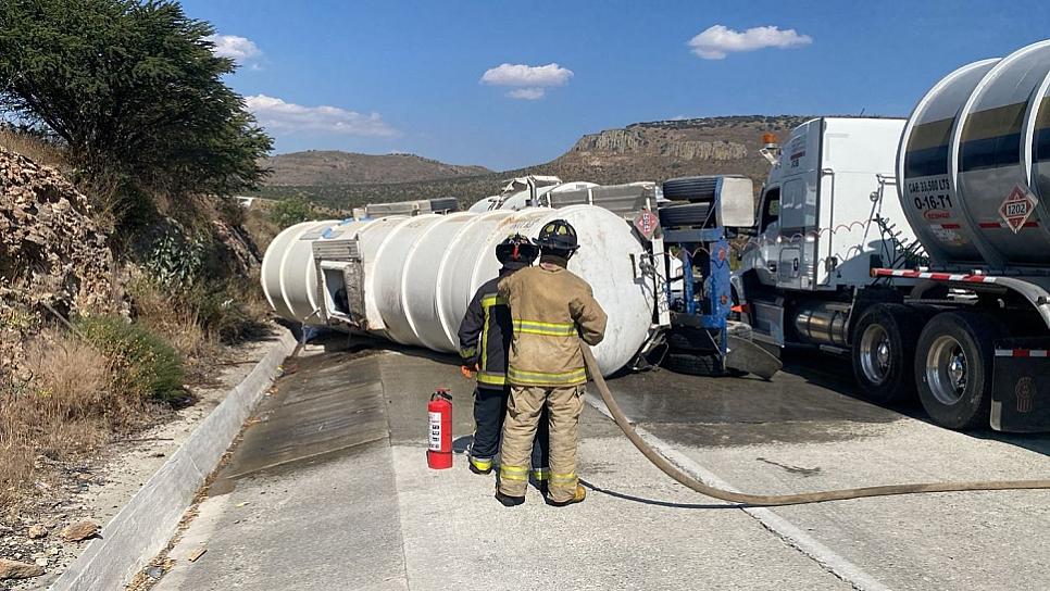 VUELCA PIPA CARGADA CON COMBUSTIBLE EN LA AUTOPISTA CUAUHTÉMOC-OSIRIS
