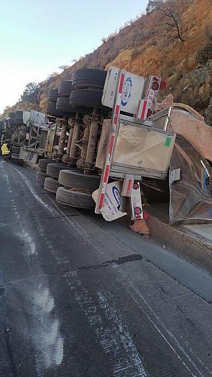 VUELCA PIPA CON 30 MIL LITROS DE LECHE EN VETAGRANDE