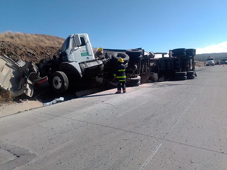 VUELCA PIPA EN CARRETERA FEDERAL 45