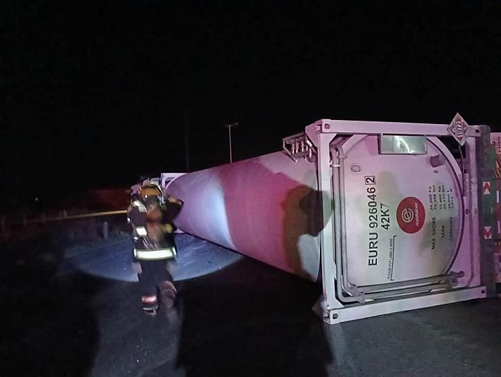 Vuelca pipa transportadora de gas metano en Guadalupe 