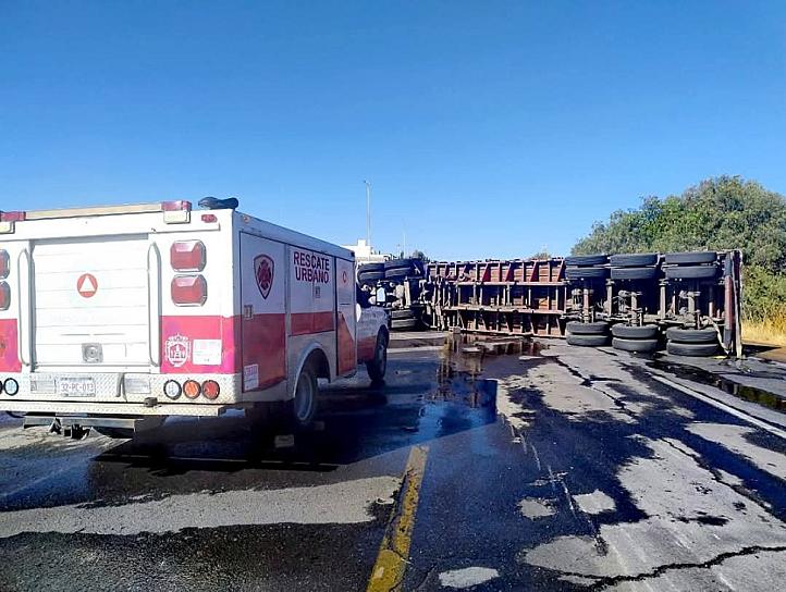 Vuelca tráiler cerca de La Pimienta 