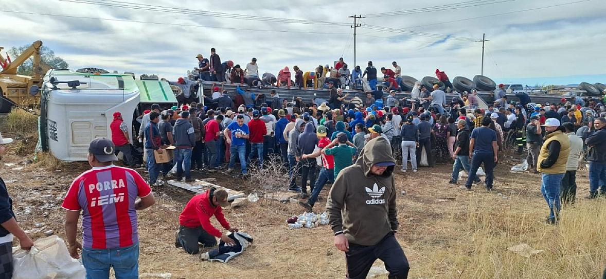 Vuelca tráiler cervecero en Calera; lo rapiñan