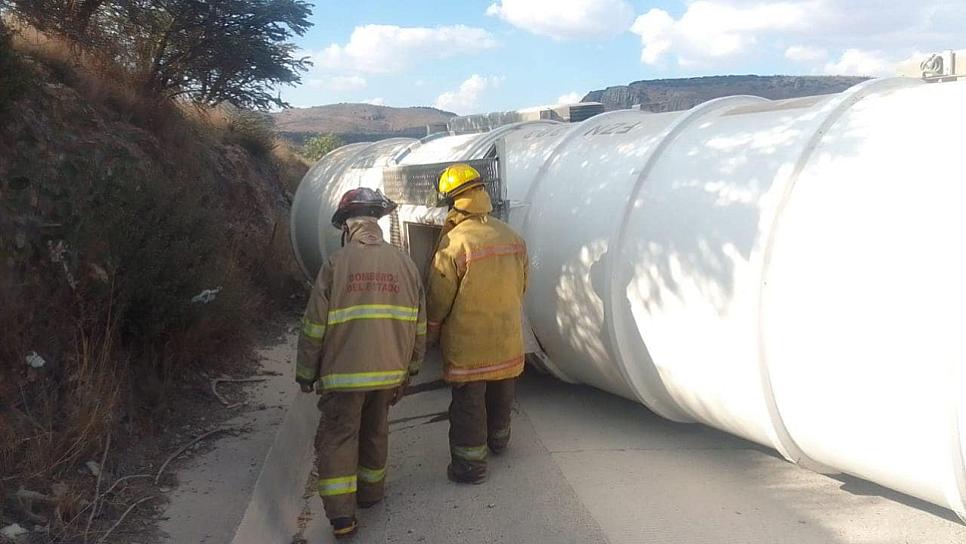 VUELCA TRÁILER CON CARGA DE GASOLINA EN CARRETERA 46