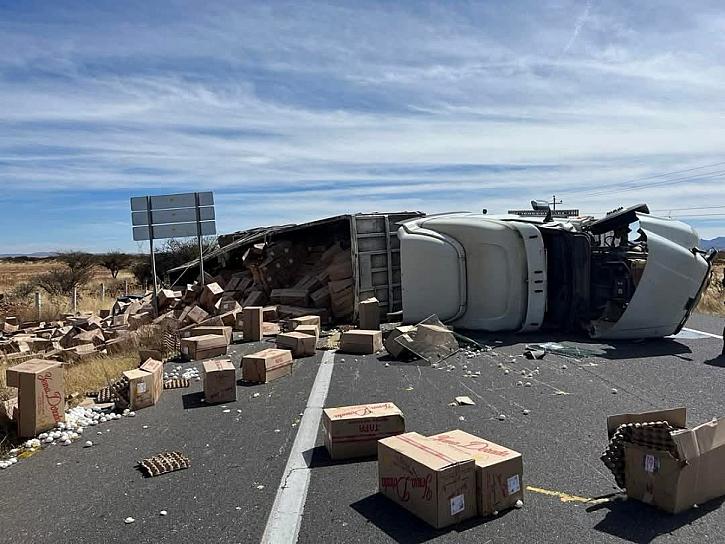 Vuelca tráiler con carga de huevo en Sain Alto