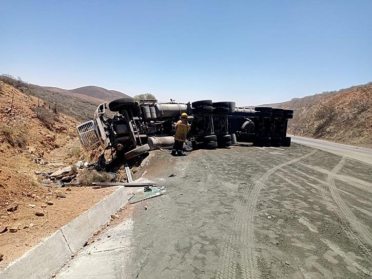 VUELCA TRÁILER EN LA AUTOPISTA OSIRIS VETAGRANDE 