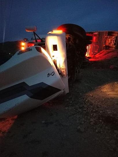 VUELCA TRÁILER EN LA CARRETERA SALTILLO - ZACATECAS 