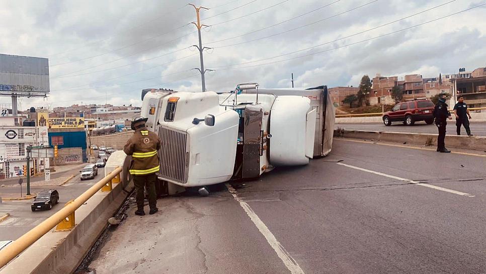 VUELCA TRÁILER EN TRÁNSITO PESADO