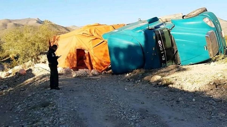 VUELCA TRÁILER QUE TRANSPORTABA CEBOLLA EN LA CARRETERA A SALTILLO