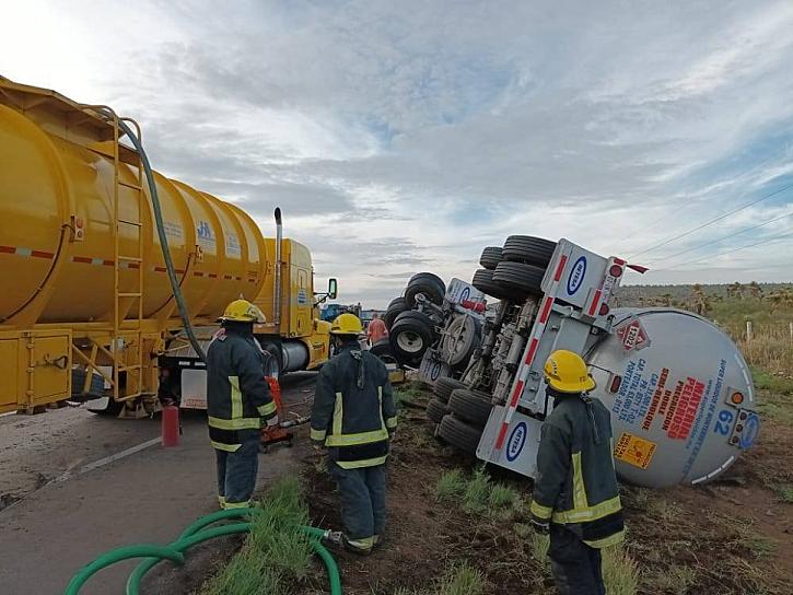 VUELCA TRÁILER QUE TRANSPORTABA DIESEL EN RÍO GRANDE