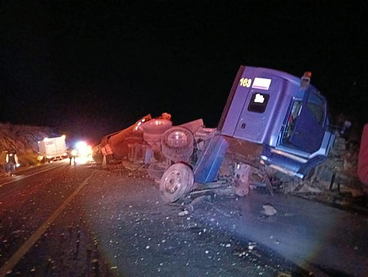 Vuelca tráiler que transportaba leche en la 'Carretera de la Muerte'