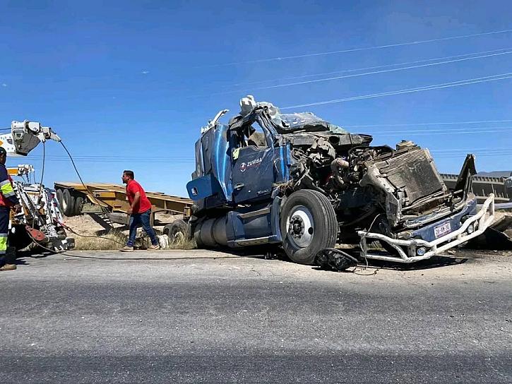 VUELCA TRÁILER SOBRE LA CARRETERA A SALTILLO 