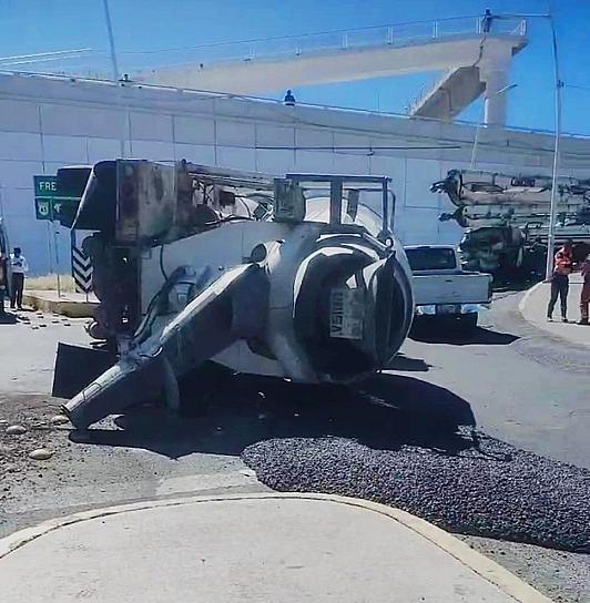 Vuelca 'trompo' revolvedor de cemento frente a la plaza Galerías 