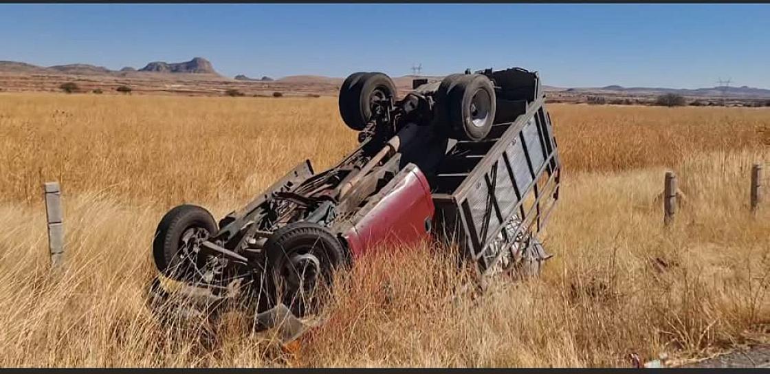 Vuelca una camioneta de tres toneladas en Sombrerete 